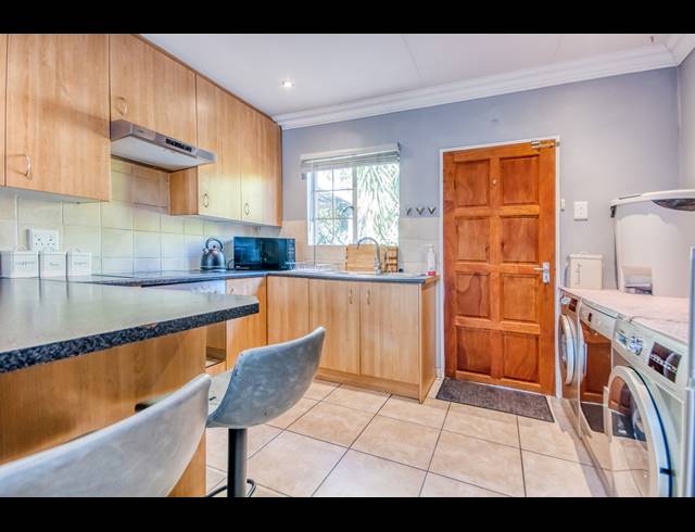 2 BEDROOM TOWNHOUSE FOR SALE IN HONEYDEW MANOR